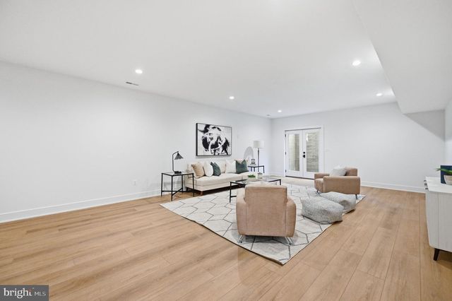 906 HILLCREST DR SW, Vienna, VA 22180
