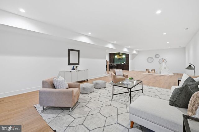 906 HILLCREST DR SW, Vienna, VA 22180