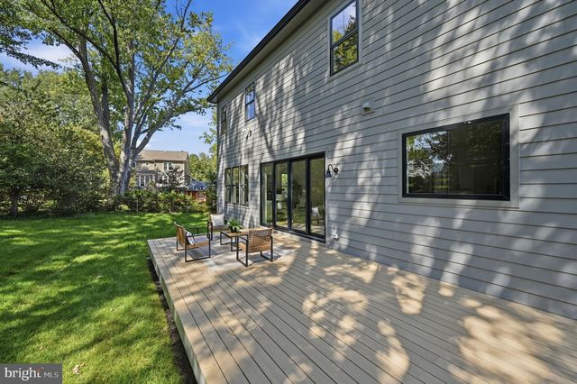 906 HILLCREST DR SW, Vienna, VA 22180