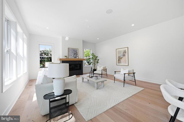 906 HILLCREST DR SW, Vienna, VA 22180