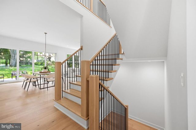 906 HILLCREST DR SW, Vienna, VA 22180
