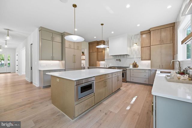 906 HILLCREST DR SW, Vienna, VA 22180