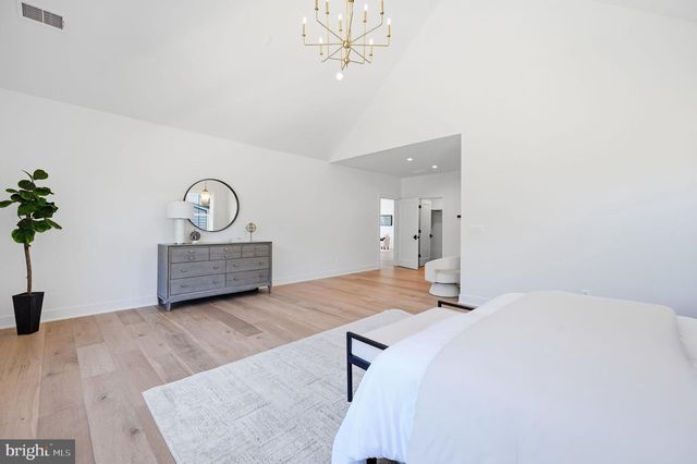 906 HILLCREST DR SW, Vienna, VA 22180