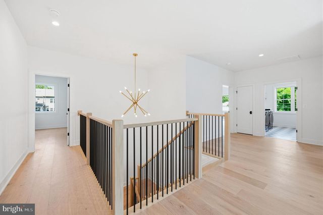 906 HILLCREST DR SW, Vienna, VA 22180