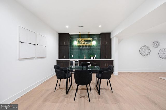 906 HILLCREST DR SW, Vienna, VA 22180