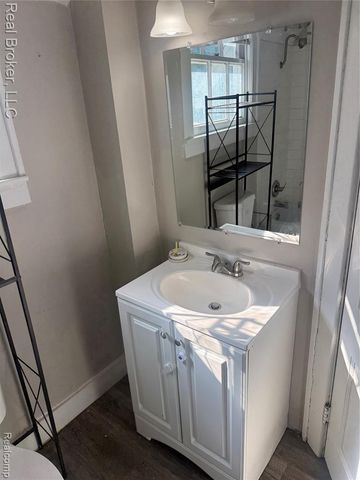 958 N Chevrolet Avenue, Flint, MI 48504