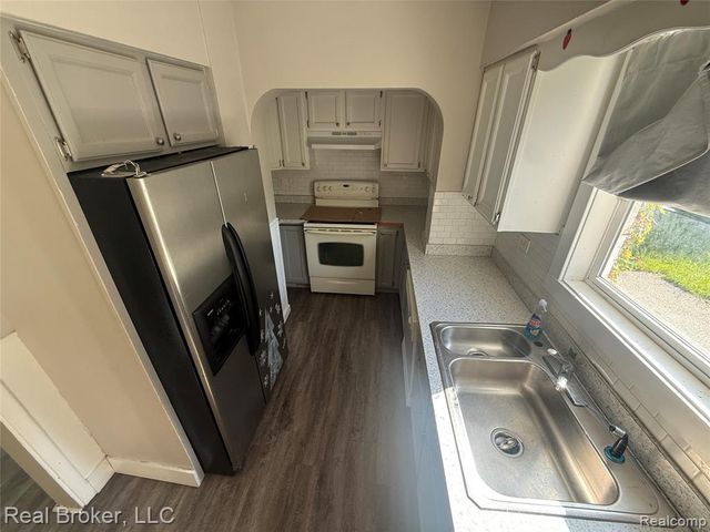 958 N Chevrolet Avenue, Flint, MI 48504