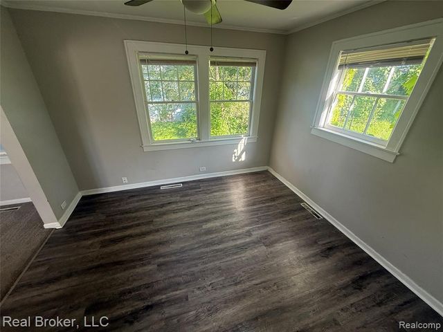 958 N Chevrolet Avenue, Flint, MI 48504