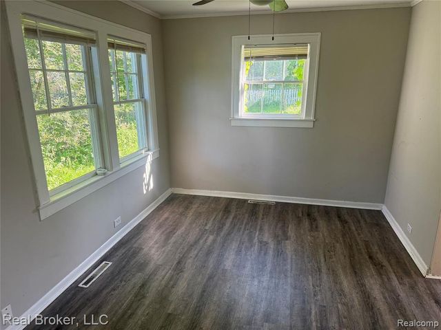 958 N Chevrolet Avenue, Flint, MI 48504