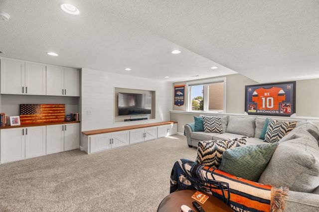 14418 Oak Brook Drive, Urbandale, IA 50323