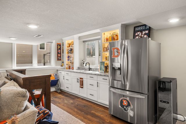 14418 Oak Brook Drive, Urbandale, IA 50323