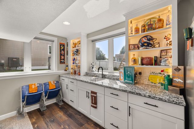 14418 Oak Brook Drive, Urbandale, IA 50323