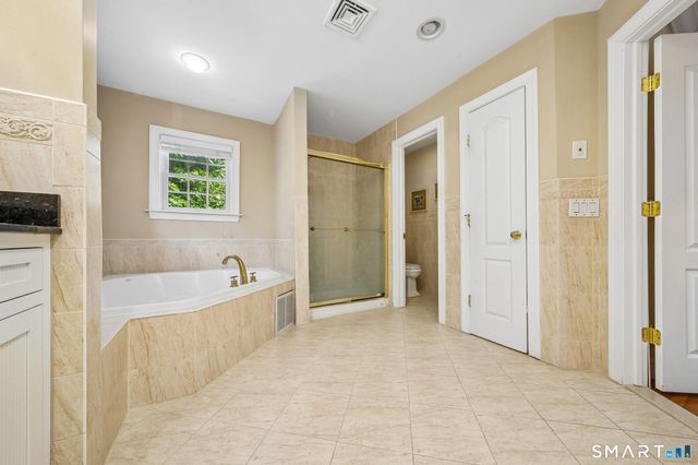 132 East Hunting Ridge Road, Stamford, CT 06903