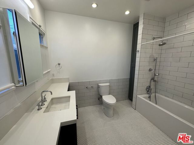 150 S Orange Drive, Los Angeles, CA 90036