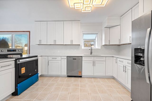 725 N 8th Avenue, Addison, IL 60101