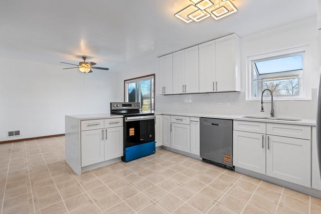 725 N 8th Avenue, Addison, IL 60101