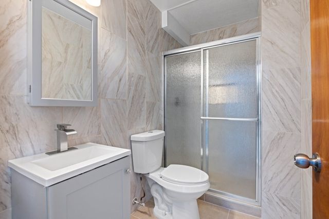 725 N 8th Avenue, Addison, IL 60101