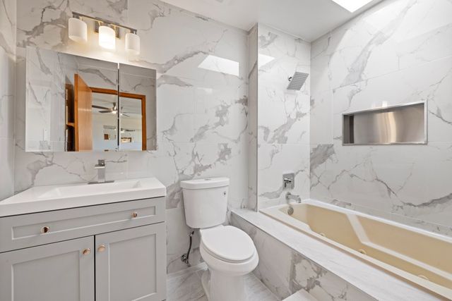 725 N 8th Avenue, Addison, IL 60101