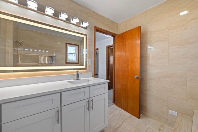 725 N 8th Avenue, Addison, IL 60101