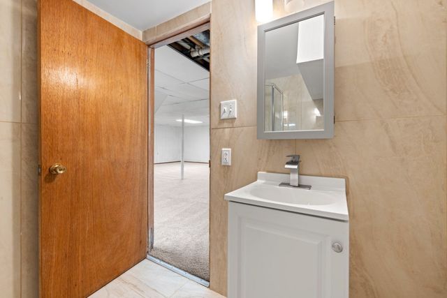 725 N 8th Avenue, Addison, IL 60101