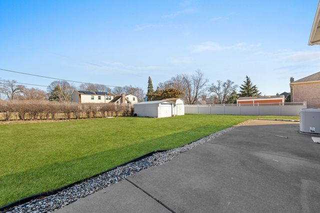 725 N 8th Avenue, Addison, IL 60101