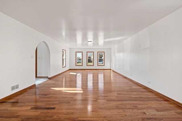 725 N 8th Avenue, Addison, IL 60101