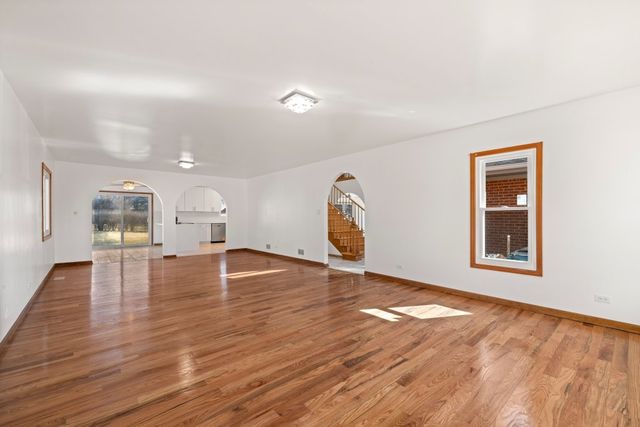 725 N 8th Avenue, Addison, IL 60101