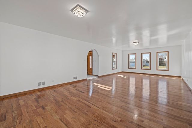 725 N 8th Avenue, Addison, IL 60101