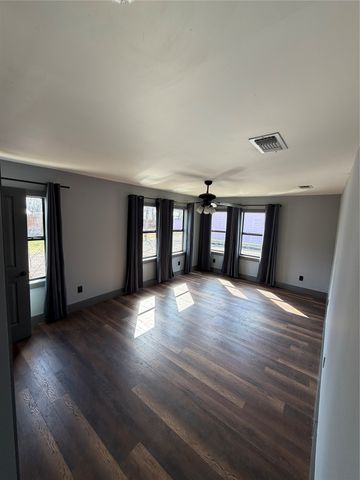 1605 S Houston Street, Kaufman, TX 75142