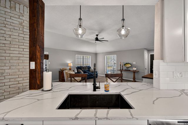 1015 Hedgestone, San Antonio, TX 78258