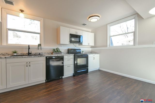 8072 Grand Avenue, Omaha, NE 68134