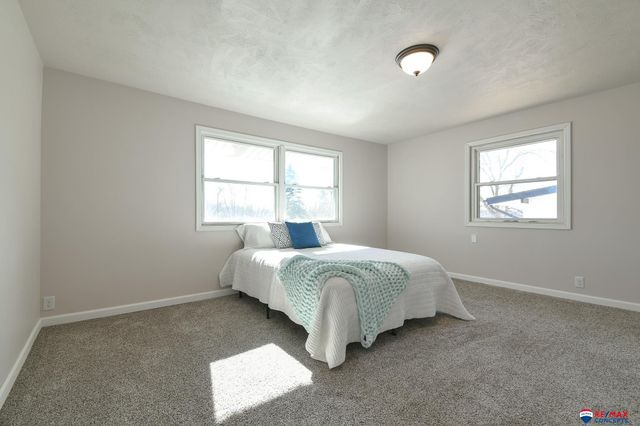 8072 Grand Avenue, Omaha, NE 68134