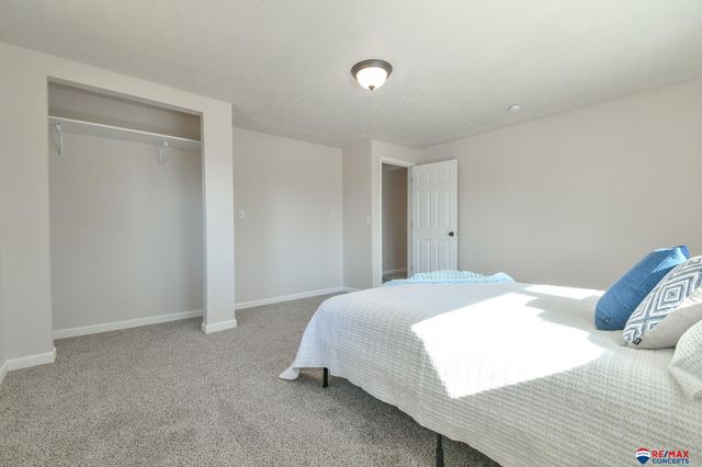 8072 Grand Avenue, Omaha, NE 68134