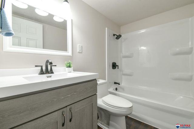 8072 Grand Avenue, Omaha, NE 68134