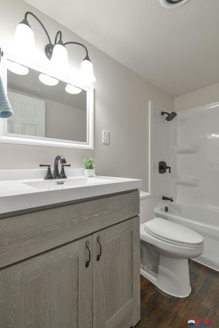 8072 Grand Avenue, Omaha, NE 68134