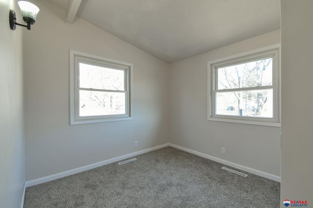 8072 Grand Avenue, Omaha, NE 68134