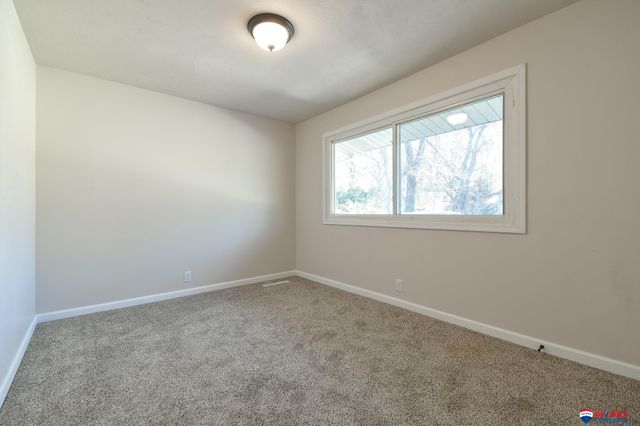 8072 Grand Avenue, Omaha, NE 68134