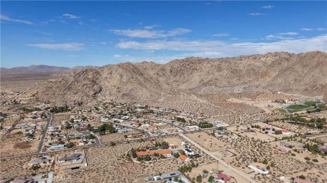 23545 Valley Crest, Apple Valley, CA 92307