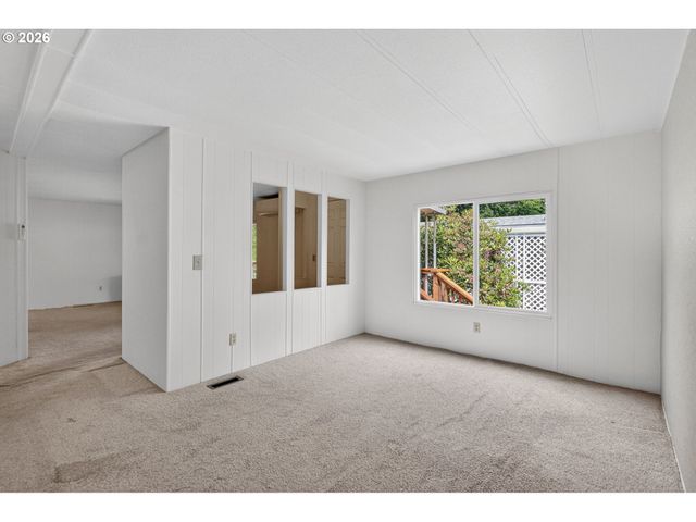 1400 CANDLELIGHT Dr 104, Eugene, OR 97402