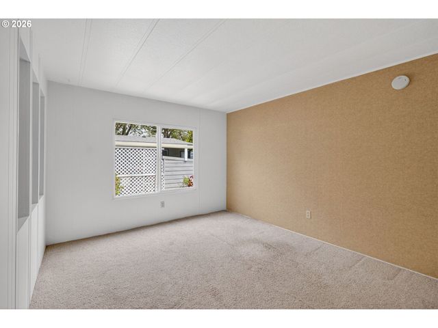 1400 CANDLELIGHT Dr 104, Eugene, OR 97402