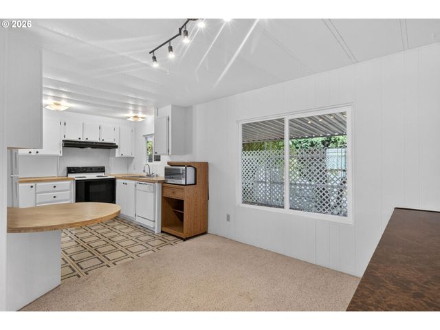 1400 CANDLELIGHT Dr 104, Eugene, OR 97402