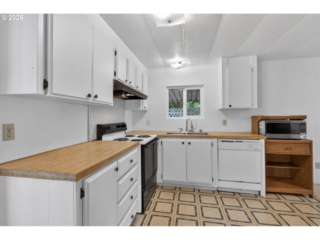 1400 CANDLELIGHT Dr 104, Eugene, OR 97402