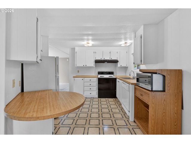 1400 CANDLELIGHT Dr 104, Eugene, OR 97402