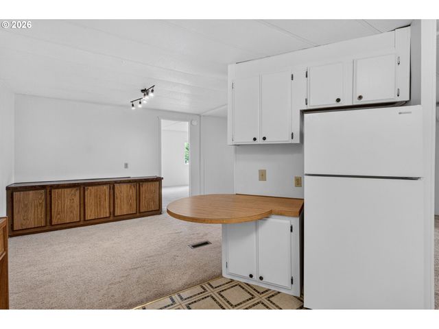 1400 CANDLELIGHT Dr 104, Eugene, OR 97402