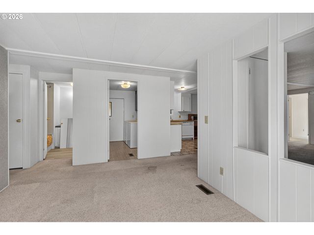 1400 CANDLELIGHT Dr 104, Eugene, OR 97402
