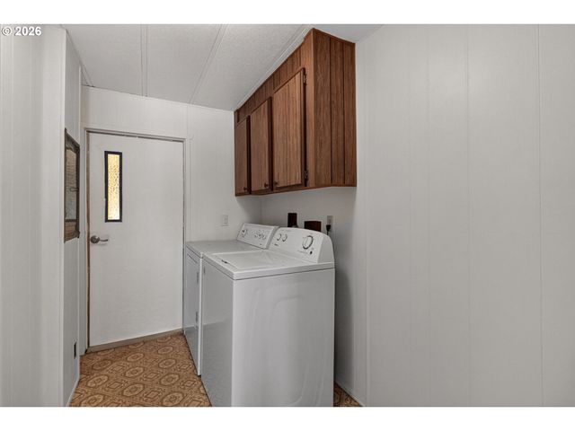 1400 CANDLELIGHT Dr 104, Eugene, OR 97402
