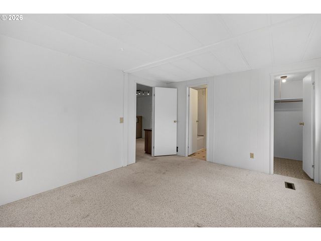 1400 CANDLELIGHT Dr 104, Eugene, OR 97402
