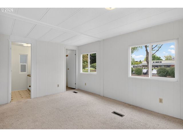 1400 CANDLELIGHT Dr 104, Eugene, OR 97402