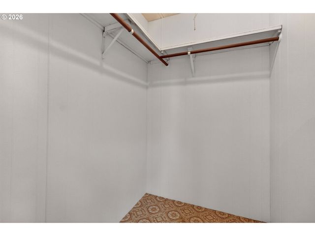 1400 CANDLELIGHT Dr 104, Eugene, OR 97402
