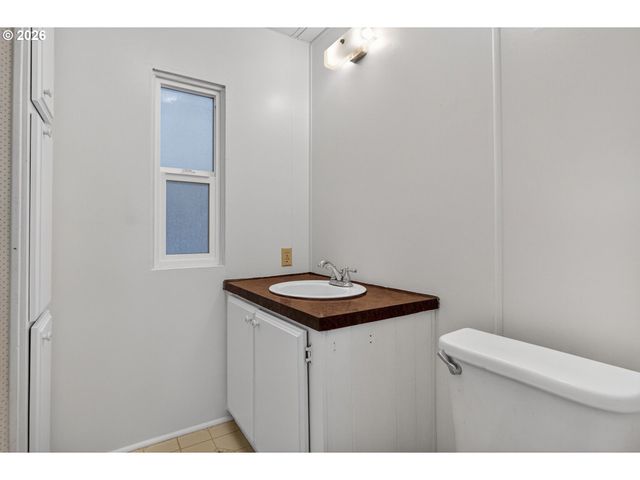 1400 CANDLELIGHT Dr 104, Eugene, OR 97402